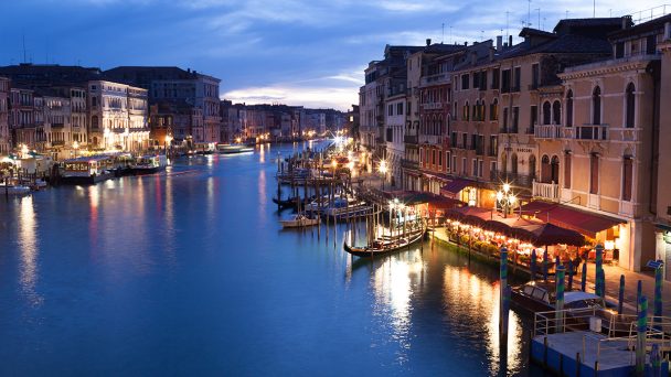 view-from-rialto-bridge-of-venice-by-night-2CQUKFR.jpg